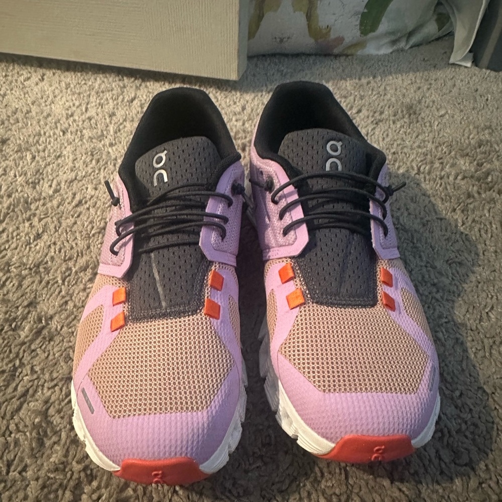 On Cloud 5 tennis shoes 7.5